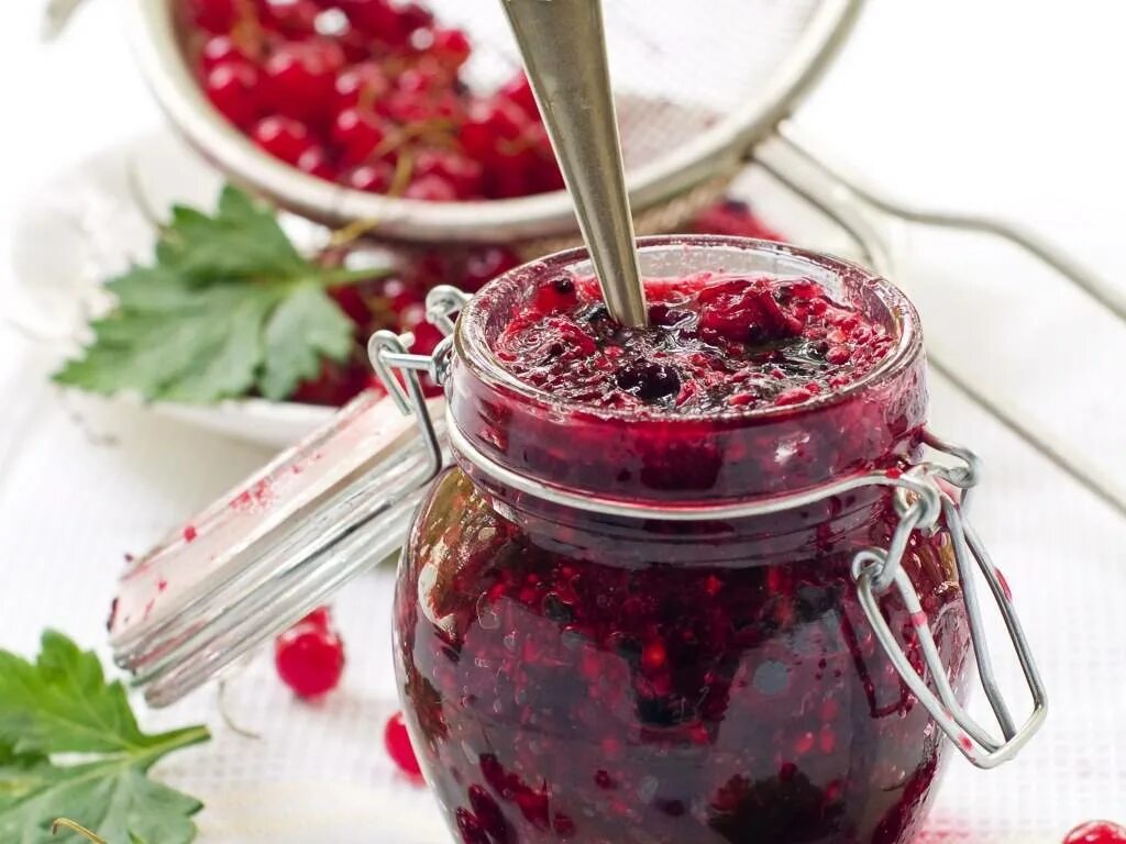 Вкусные рецепты из смородины на зиму. Варенье из красной смородины. красная смородина варенье. джем из красной смородины без косточек. барбарисовое варенье.