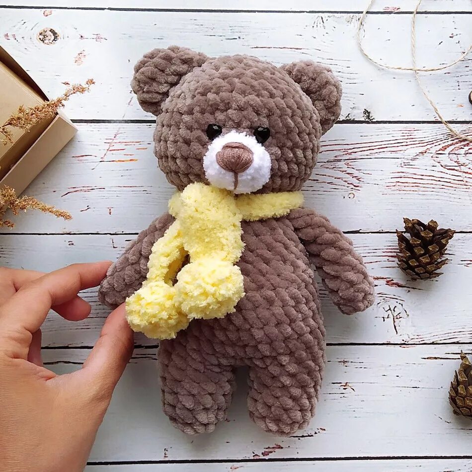 Связать плюшевого мишку крючком. Плюшевый мишка амигуруми. Mishka Amigurumi мишка. Мишка Тедди крючком из плюшевой пряжи.