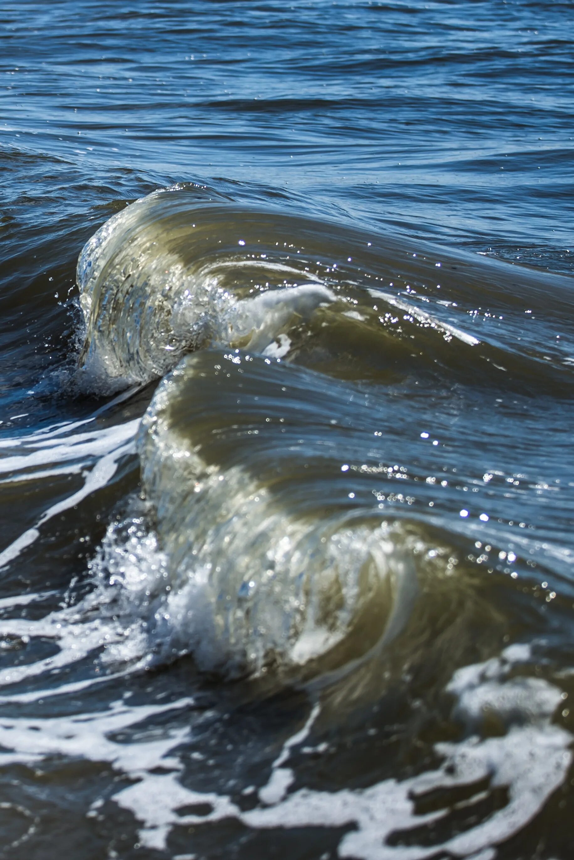 Вода в волне движется. Течение воды. Морские брызги. Море движение. Течение картинки.