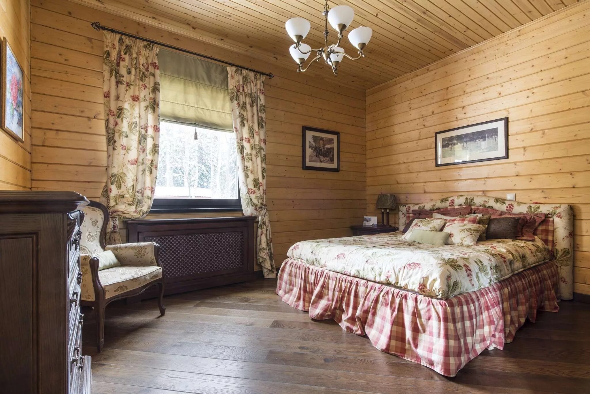 Дизайн комнат в деревянном доме. Деревянный интерьер. Интерьер дачного домика. Интерьер в деревянном доме. Спальня в деревенском доме.