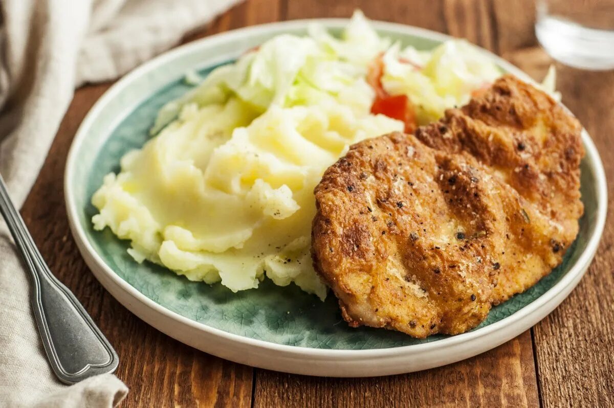 Пюре из картофеля и курицы. Шницель куриный с картофельным пюре. гарнир к пюре. пюре с котлетой. картофельное пюре с котлетой.