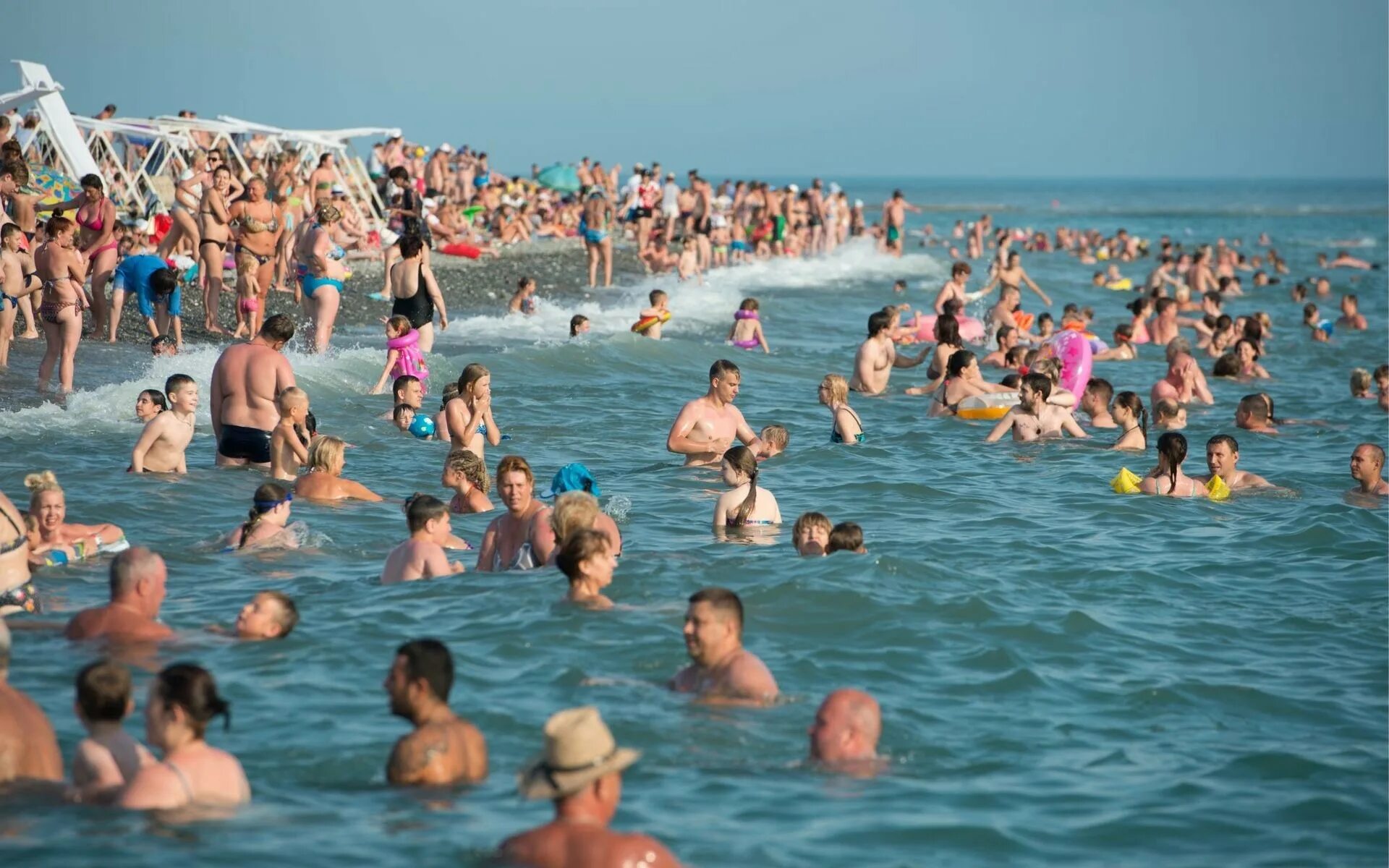 Сколько человек купается. Люди на пляже. Много людей на пляже. Черное море пляж. Черное море пляж много людей.