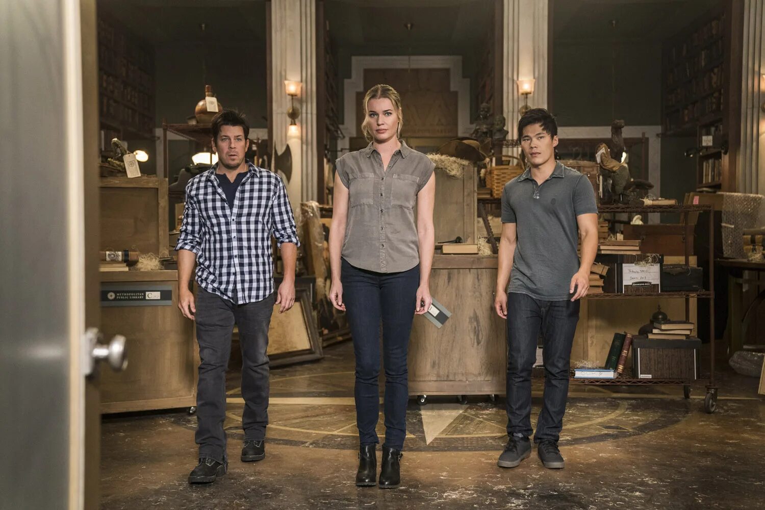 Кристиан кейн и линди бут. Библиотекари 1 2 3 4. Джон ким библиотекари. Библиотекари (the librarians, 2014). Библиотекари сериал 1 сезон.