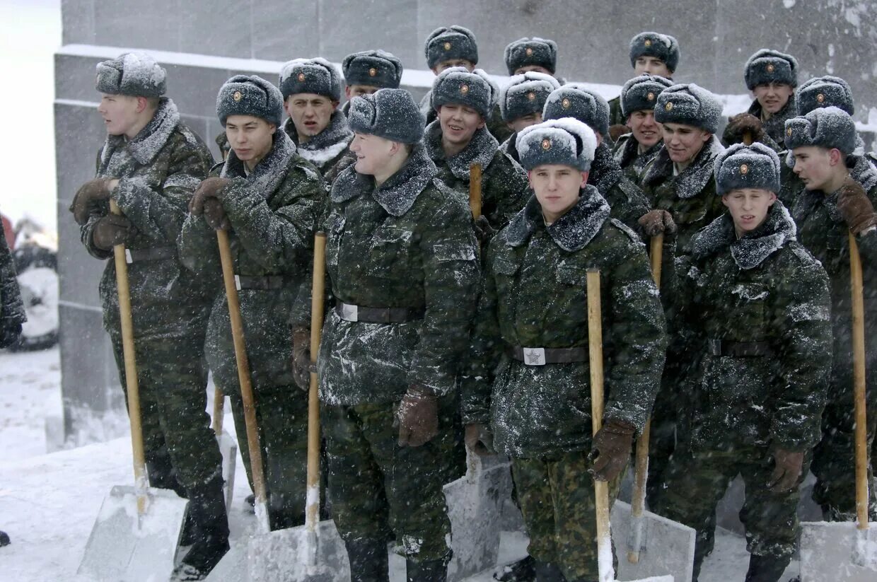 Черная часть армия. Солдат зимой. Армия зима. Солдаты срочники зимой. Срочники в армии зимой.