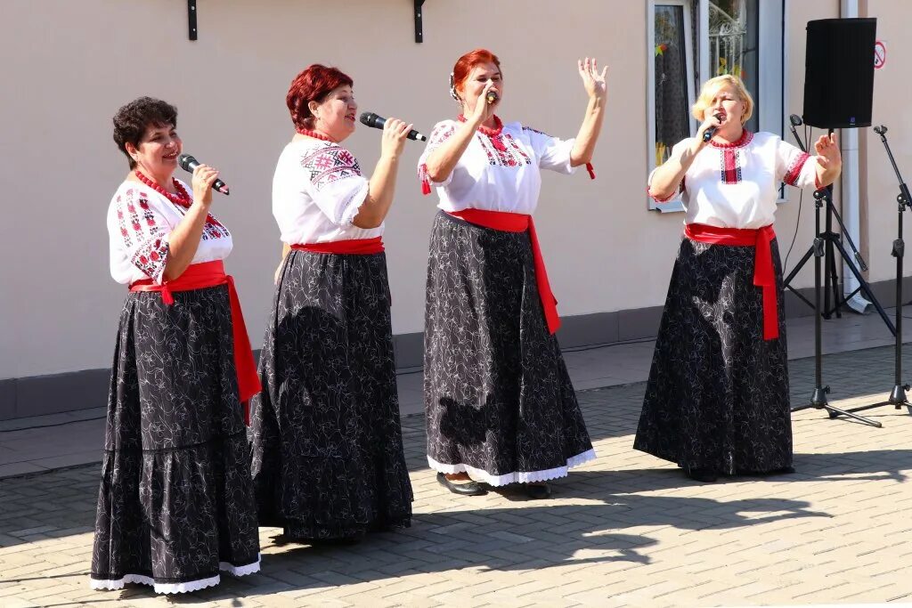 Пашковский дом культуры Краснодар. Костюмы для вокальной группы. Костюмы для вокальных коллективов женщины. Вокальный ансамбль. Российские вокальные