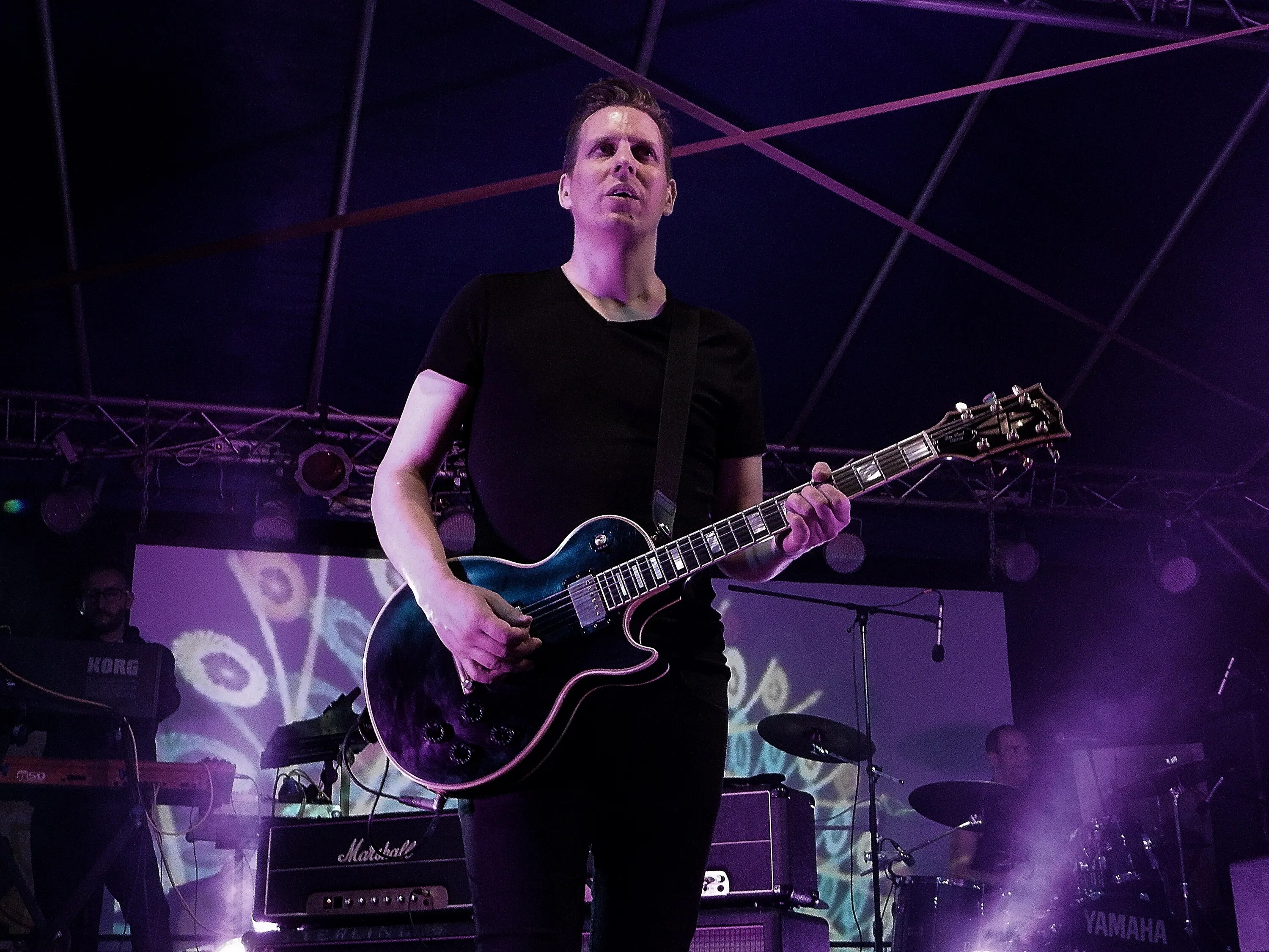 Stigmata концерт. Гитарист на сцене в дыму. Рок музыкант на сцене. Песня пацанов на сцене. Песня пацанов на сцене.