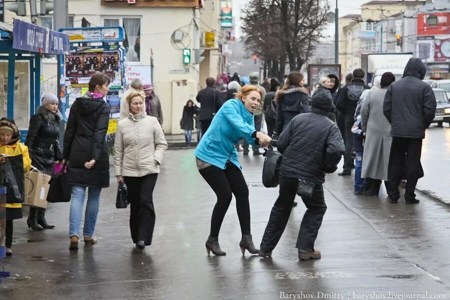 Ситуация на улице. Уличные кражи. Прохожие люди.