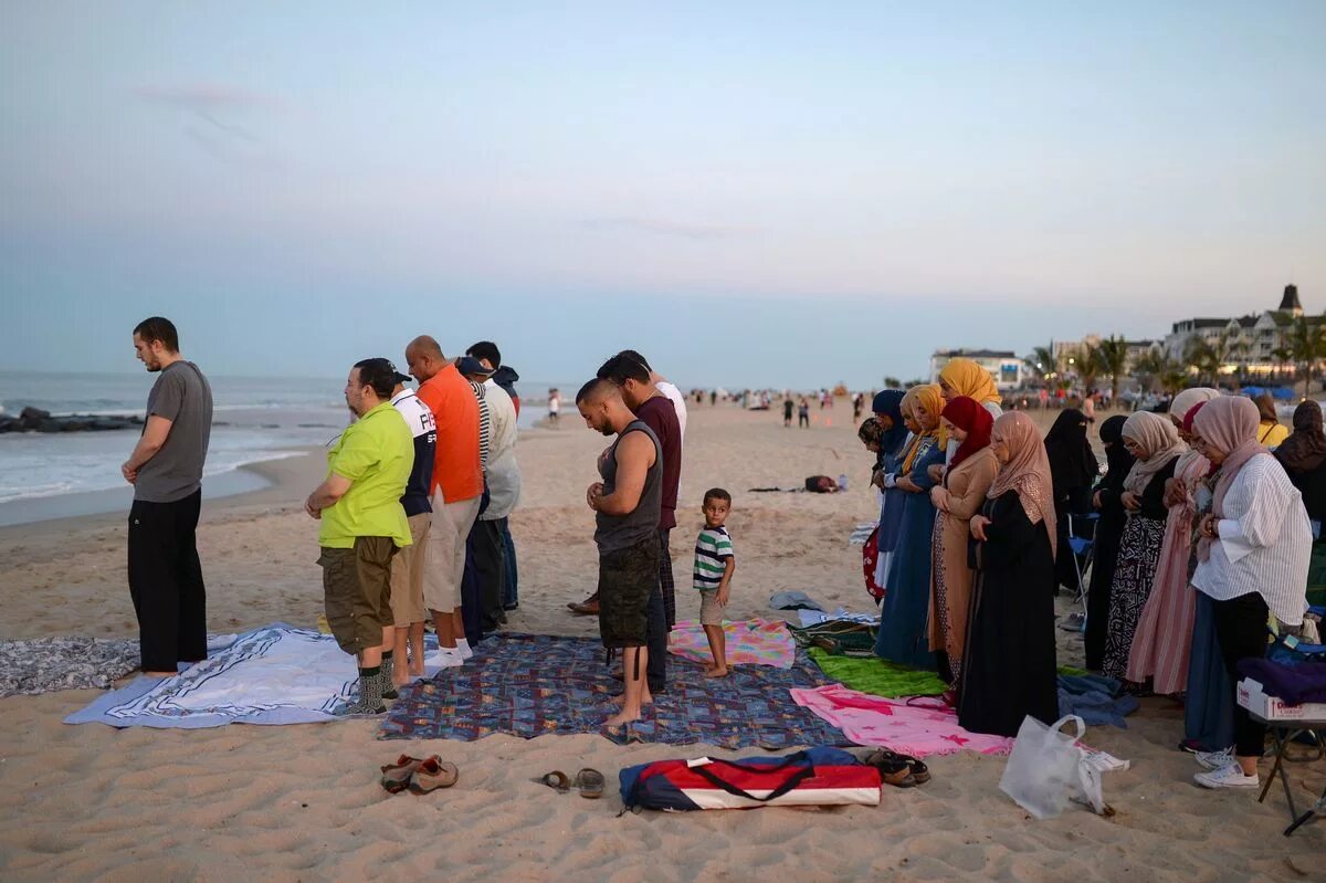Мусульманские рыбы. Мусульманский пляж. Мусульмане на пляже. Исламские пляжи. Мусульманки на пляже.