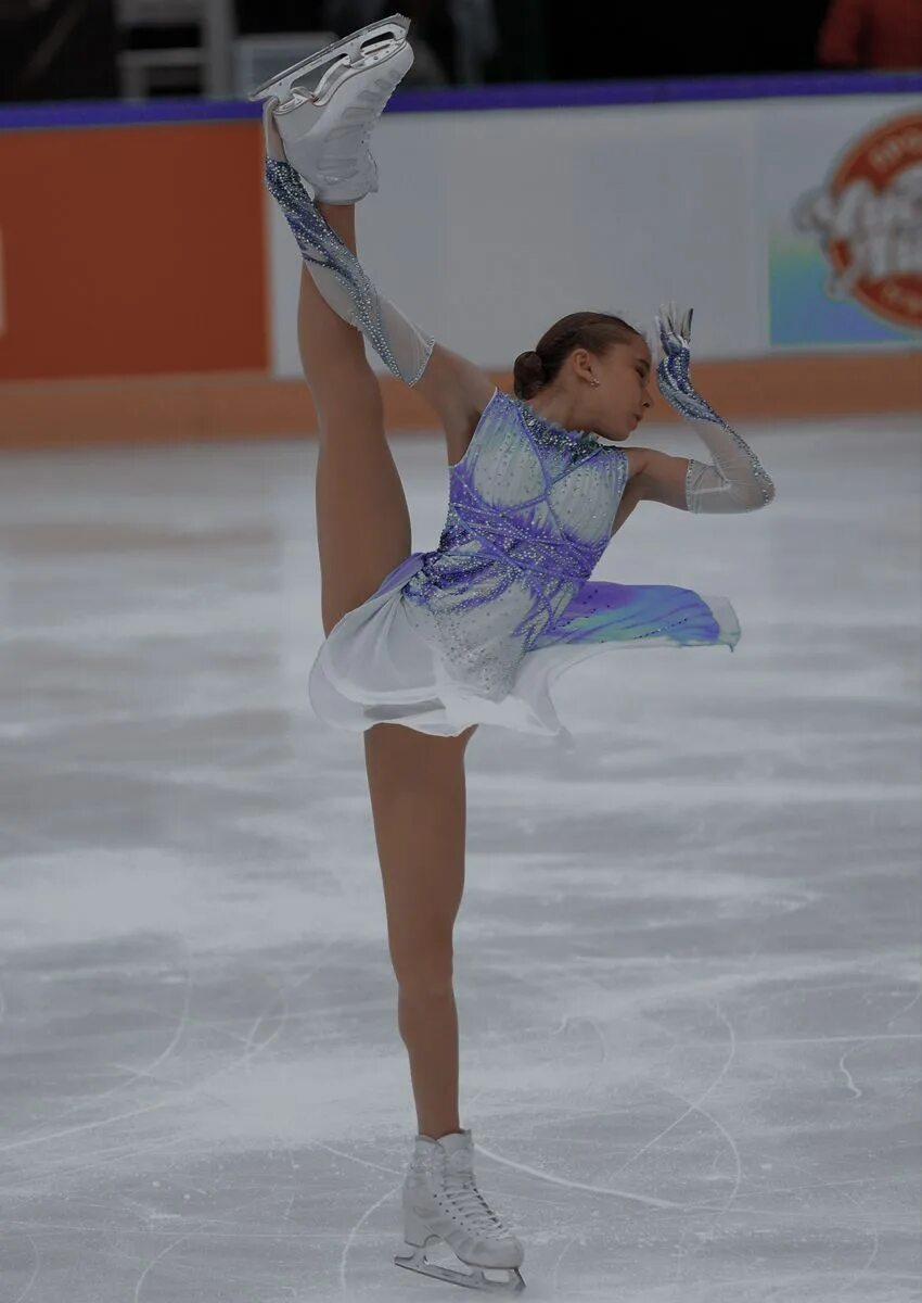 Камила валиева коньки. Камила валиева маленькая на коньках. Коньки загитовой. Камила валиева фигурное катание. Камила валиева фигуристка.