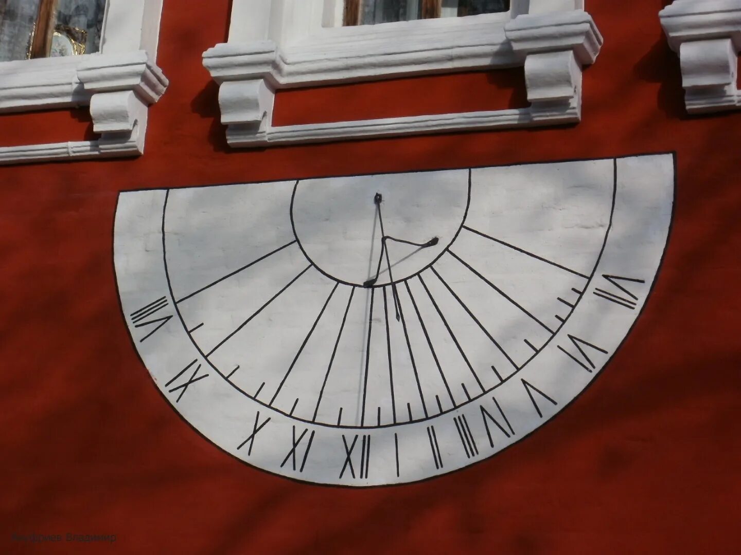 Солнечные часы в россии. Солнечные часы. Солнечные часы на стене. Солнечные часы на здании. Солнечные часы в Москве.