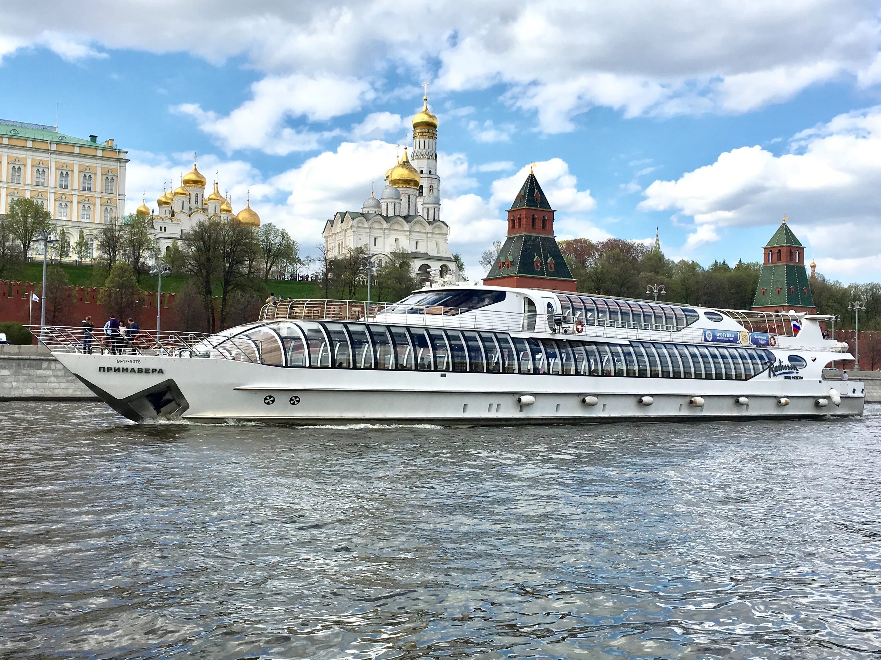 Речные экскурсии по москве реке. Теплоход Рэдиссон по Москве реке. Теплоход Москва река Рэдиссон. Москва река корабль Рэдиссон Рэдиссон. Radisson теплоход Москва.