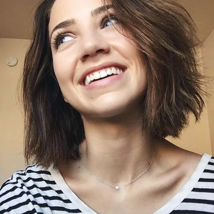 Выпирает кадык у женщины. Кадык у девочек. Меган фокс кадык. Меган фокс шея кадык. Меган фокс джорджио армани.