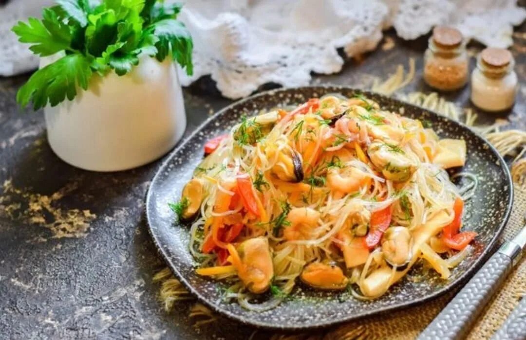 Фунчоза с креветками и овощами на сковороде. Фунчоза с морепродуктами. фунчоза с морепродуктами и овощами. лапша фунчоза с морепродуктами. салат с фунчозой и креветками и овощами.