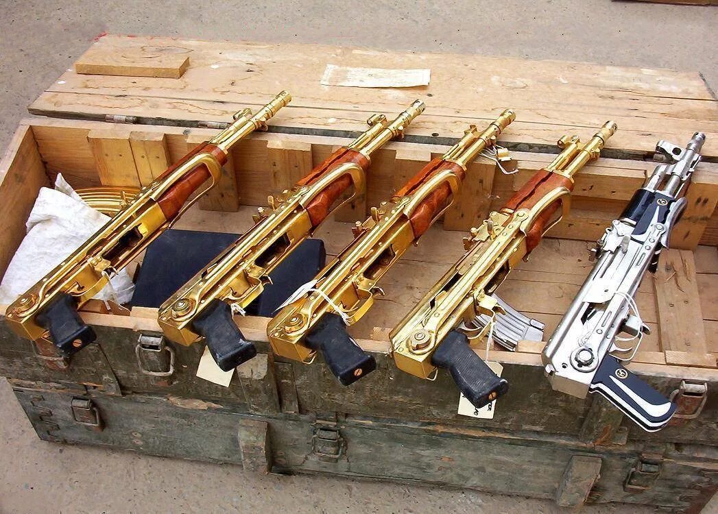 Gold guns. Золотой АК 47 Саддама Хусейна. Золотое оружие Саддама Хусейна. Золотой калаш Саддама Хусейна. Саддам Хусейн золотой автомат.