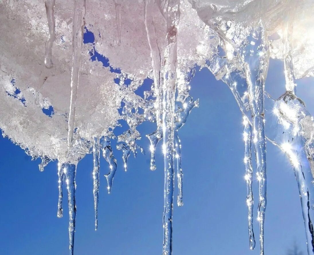весенняя капель. таяние сосулек. тает капель. тает капель. сосульки тают.