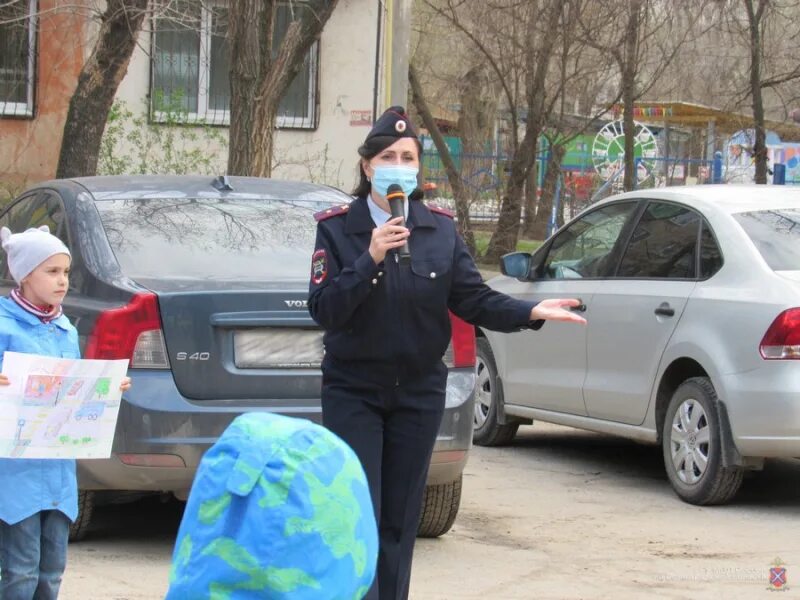 День защиты детей ГИБДД. Гулять во дворе. Во дворе гуляет непогодь. Синельниковская дом 51 гуляют дети. Во дворе гуляют 17 человек мамы