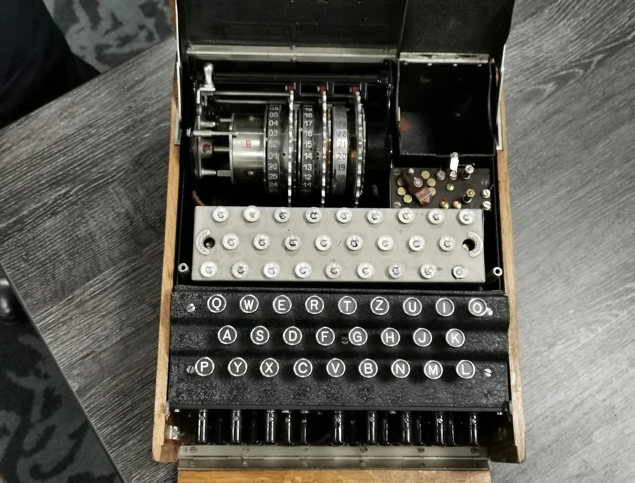 Система энигма. Энигма шифровальная. немецкий шифратор энигма. машина шифрования энигма. немецкая машина энигма.