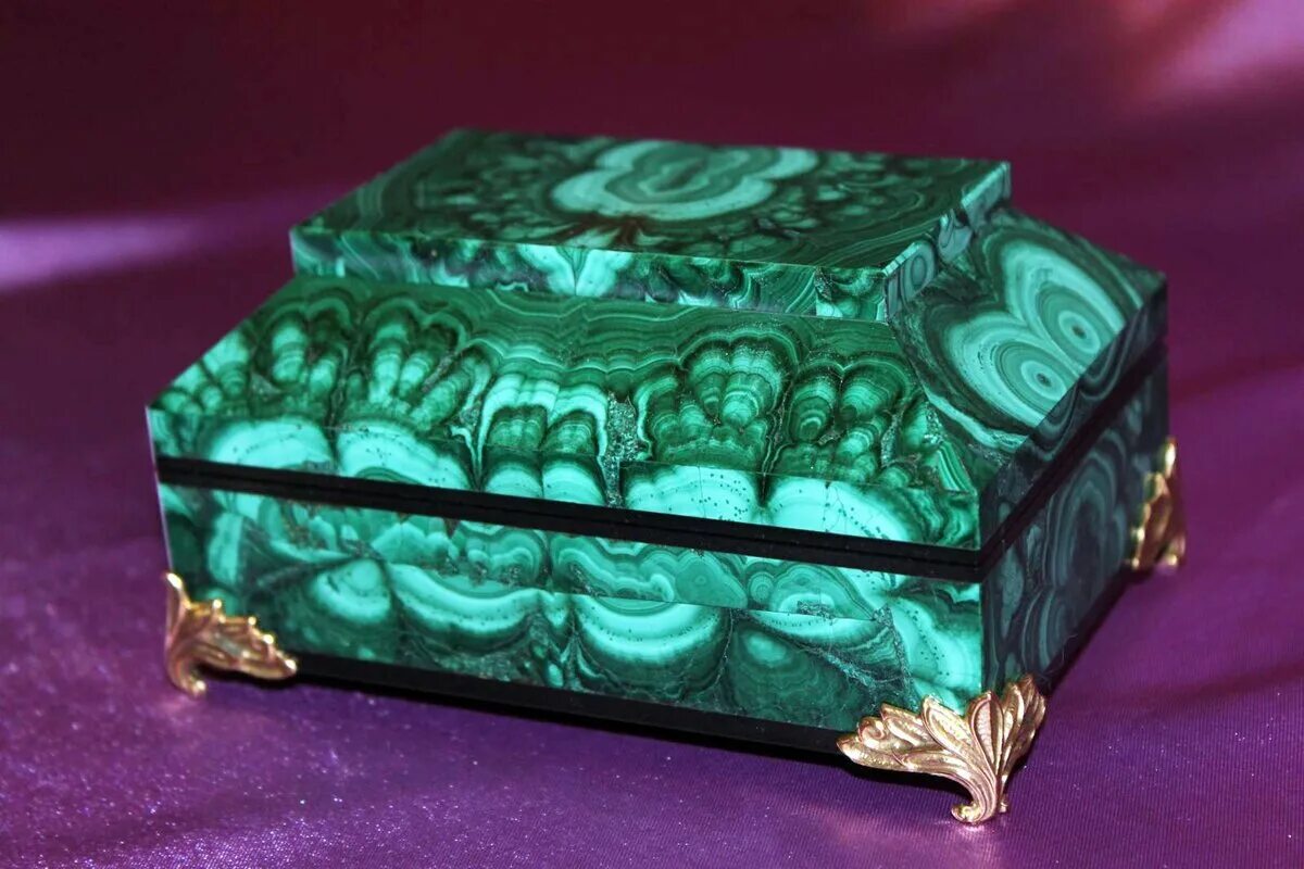 святогор екатеринбург камнерезная данила мастер. данила мастер малахитовая шкатулка. уральские самоцветы малахит шкатулки. техника русской мозаики малахит. уральские самоцветы.