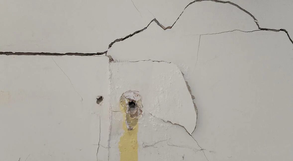 Внутренняя трещина. Протекающая стена. Стены с квадратными дырками. Залепил дыру в стене досками рисунок. Дыра в стене заделанная "досками" рисунок.