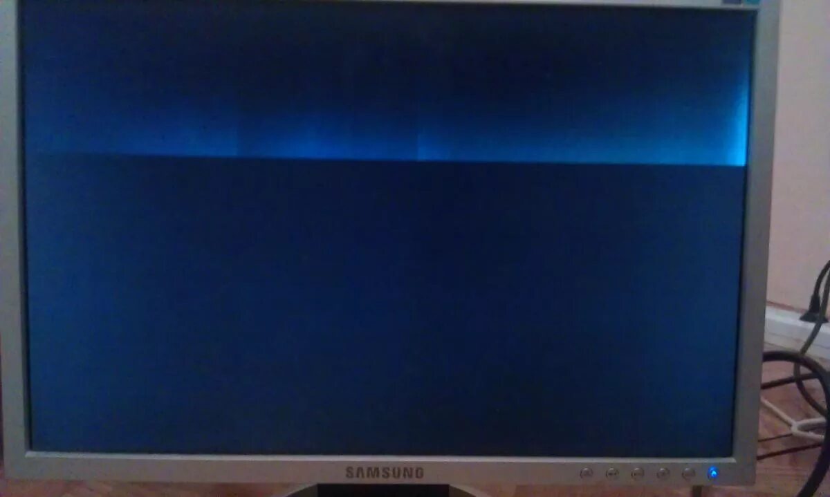 Экран наполовину черный. Экран на полу. Половина монитора. Часть экрана телевизора чёрная. Экран без полей