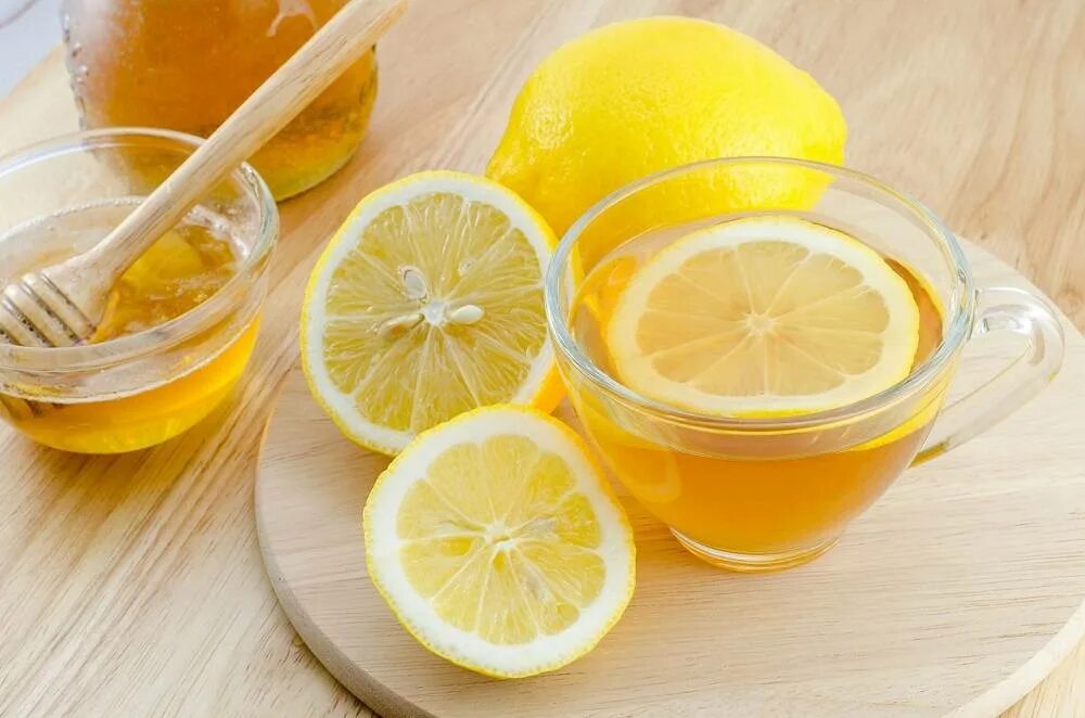 Сок лимона вода корица. Мед с лимоном. Вода с лимоном и медом. Чай с лимоном. Чай с лимоном и медом.