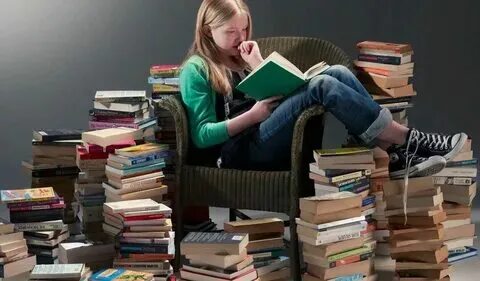 Студент устал вокруг кучи книг. Стопка книг в библиотеке. Жена много читает. Чтение книги дома. Девушка с охапкой книг.