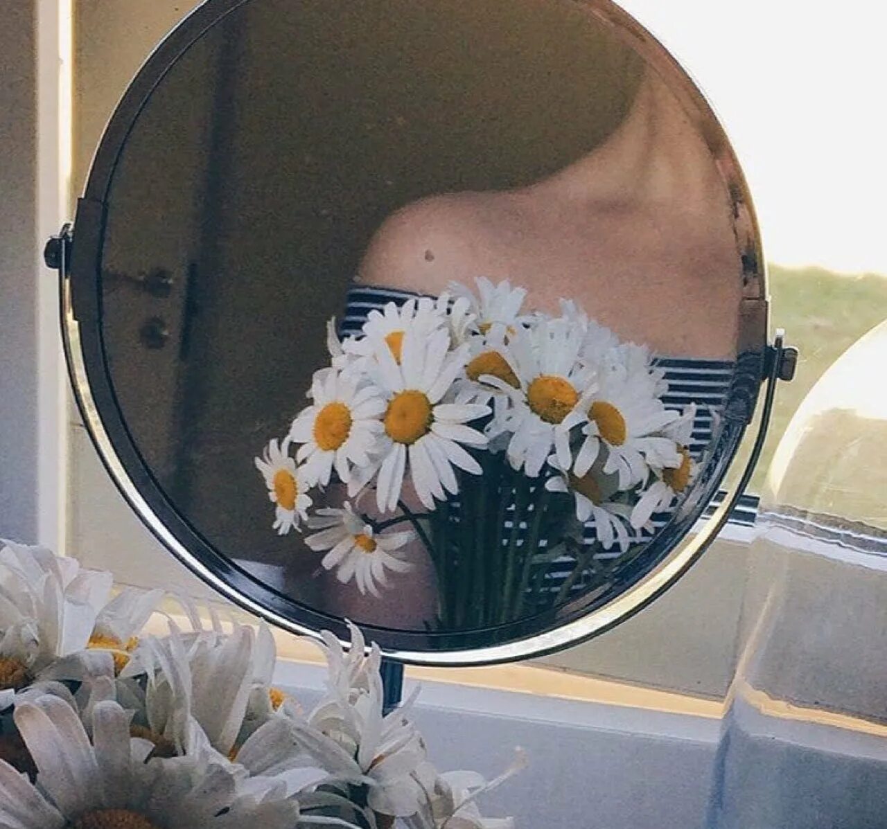 Девушка с ромашками Эстетика. Девушка с букетом ромашек. Девушка и цветы Эстетика. Зеркало цветы.