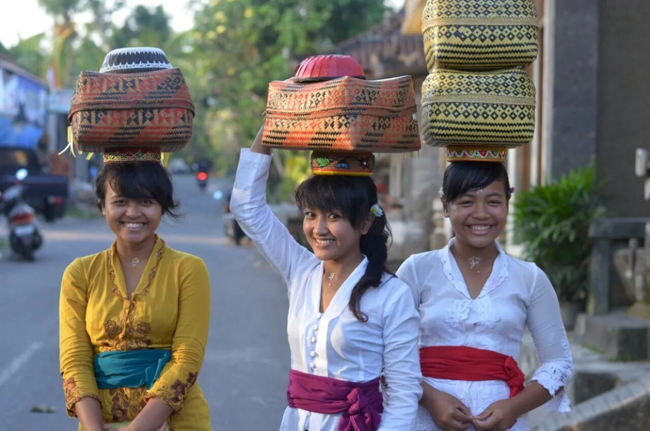 Девушки индонезии. Жители Бали балийцы. Кебайя Индонезия. Пандяга Национальная одежда Индонезии. Индонезийские женщины.