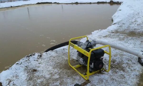 Установка мотопомпы. Мотопомпа wacker neuson. мотопомпа зимой. установка мотопомпы на водоем.