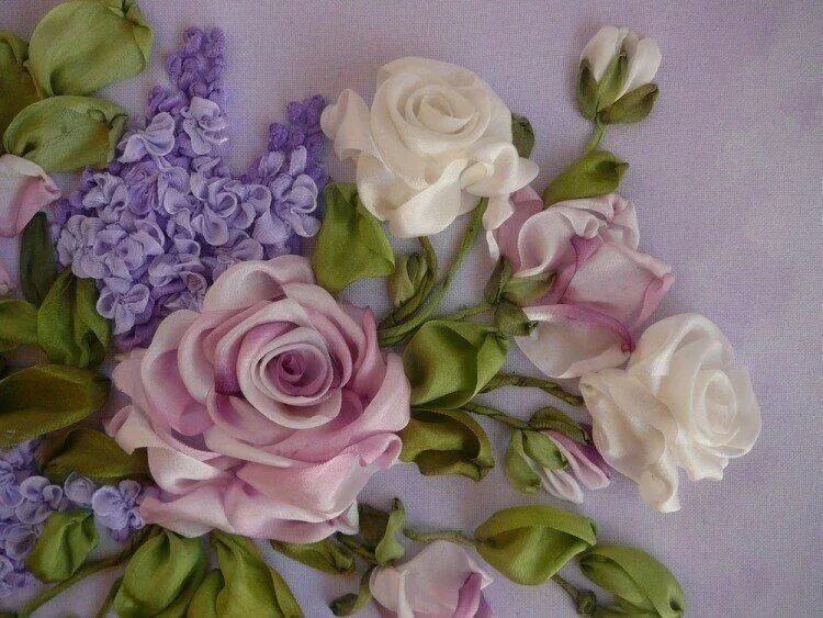 как вышивать лентами цветы. вышивка атласными лентами. вышивка атласными лентами для начинающих схемы пошагово. ленточная вышивка для начинающих. уроки вышивки атласными лентами.