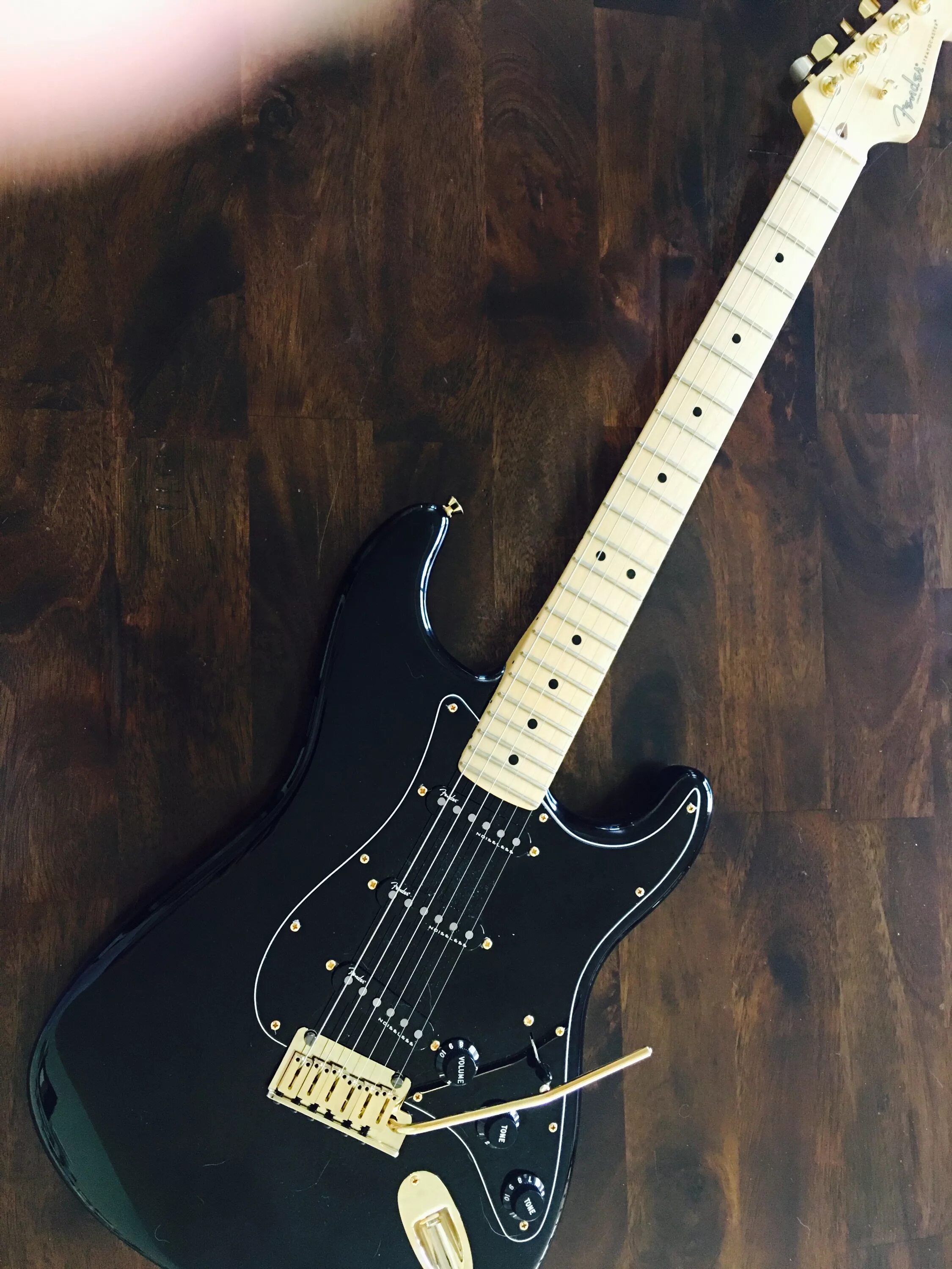 Гитара fender stratocaster black. Фендер стратокастер. Электрогитара fender stratocaster. Черный фендер. Сравнение fender squier stratocaster black.