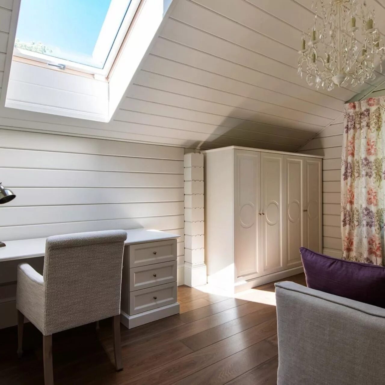 Отделка деревянного потолка. Отделка дачи внутри. Леруа мерлен лестница лс-05м. Интерьер дачи. Деревянная вагонка в интерьере.