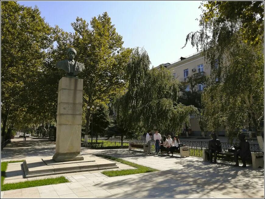 Гамзат цадаса махачкала. Памятник гамзату цадасе. памятник цадасы махачкала. памятник сулейману стальскому и абуталибу гафурову махачкала. памятник поэту сулейману стальскому махачкала.