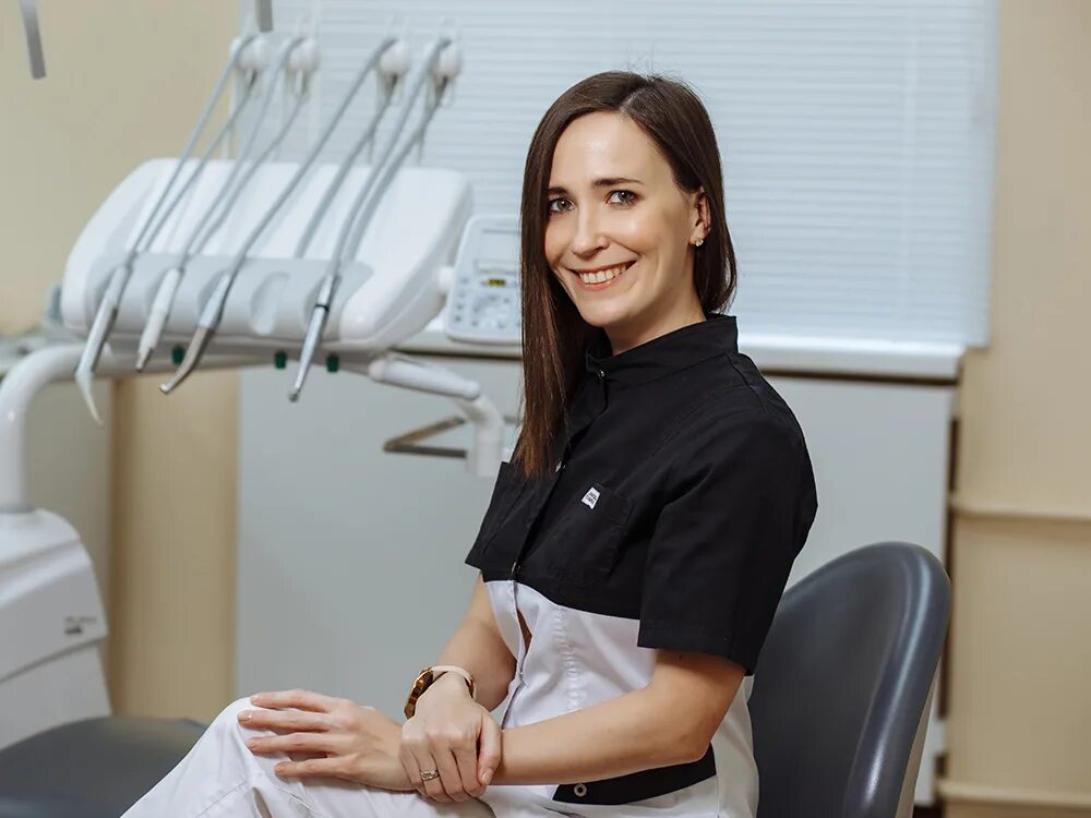 зубы стоматология. требуется врач стоматолог. стоматолог мужчина. должность терапевта. стоматолог.