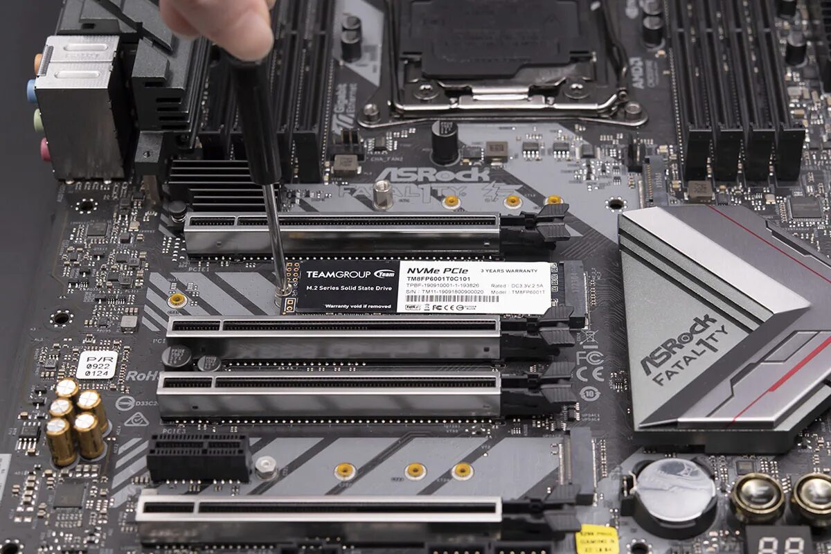 Как правильно устанавливать ssd m2. Слот m.2 для ssd. m2 ssd motherboard. ssd m2 материнская плата. материнская плата с ссд м2.