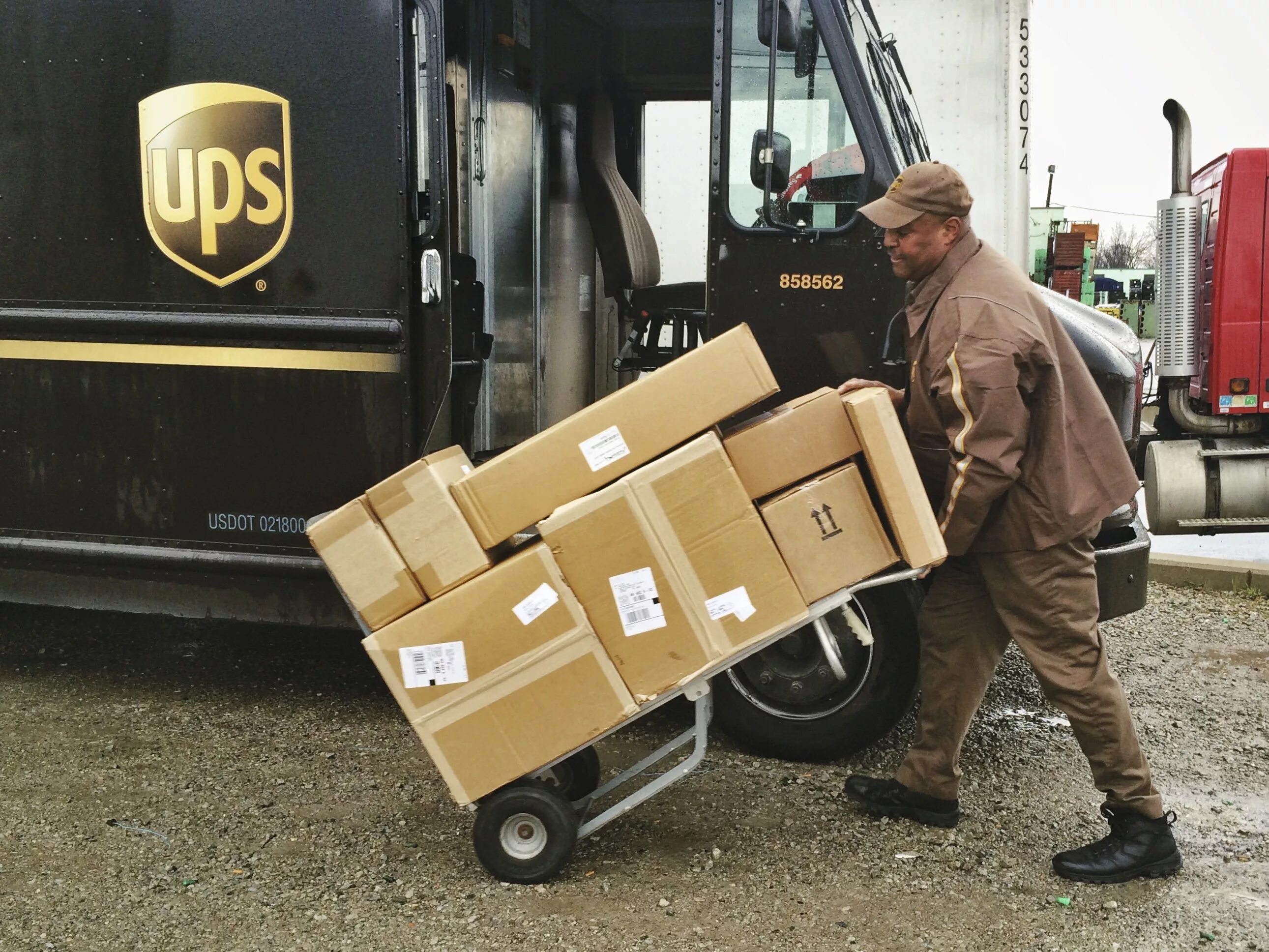 Ups курьер. Ups Express.delivery. Ups Air Cargo. Перевозка посылок.