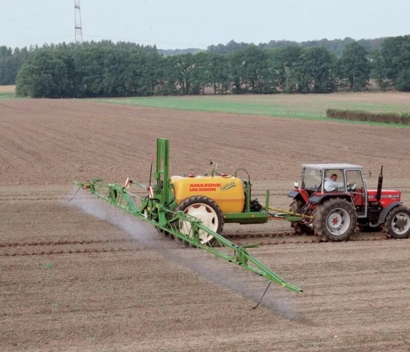 Опрыскиватель джон дир на подсолнечнике. Химпрополка яровых зерновых культур. С/х машина для внесения гербицидов. Опрыскивание посевов john deere. Удобрение полей.