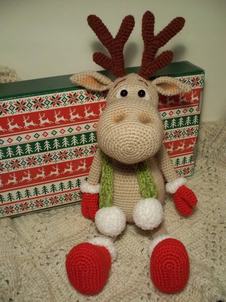 новогодний олень. связать оленя. крючок "олени". крючок "олени". вязаный новогодний олень.