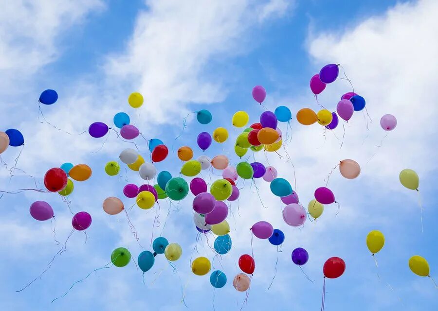 Шарики воздушные послушные. Шары в небе. Цветные шары в небе. Воздушные шарики в небе. Разноцветные шарики в небе.