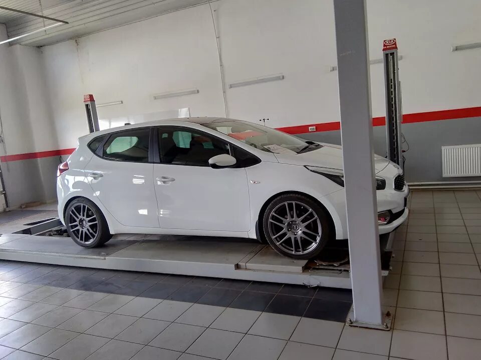 Сид 30. Kia Ceed на развале. Kia Ceed -30. Kia Ceed JD -30. Занижение Kia Ceed JD.