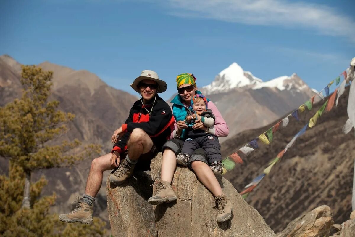 Mountain child. Поход в горы с детьми. Дети туристы. Горы для детей. Семья с детьми в горах.