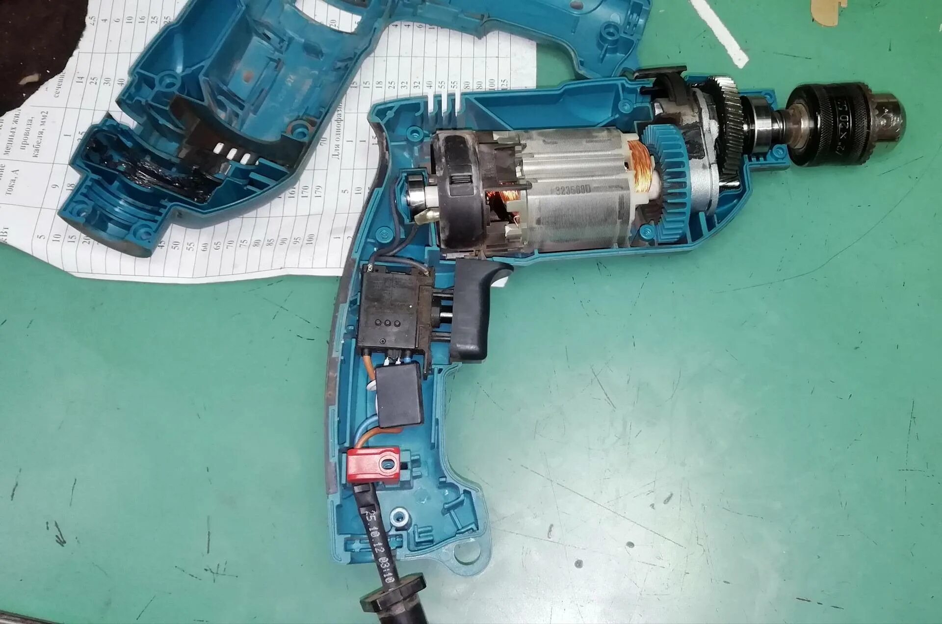 Как разобрать дрель. Makita hp1640. дрель макита 6413 статор щетки. переключатель макита дрель hp1630. корпус дрели макита hp1640.