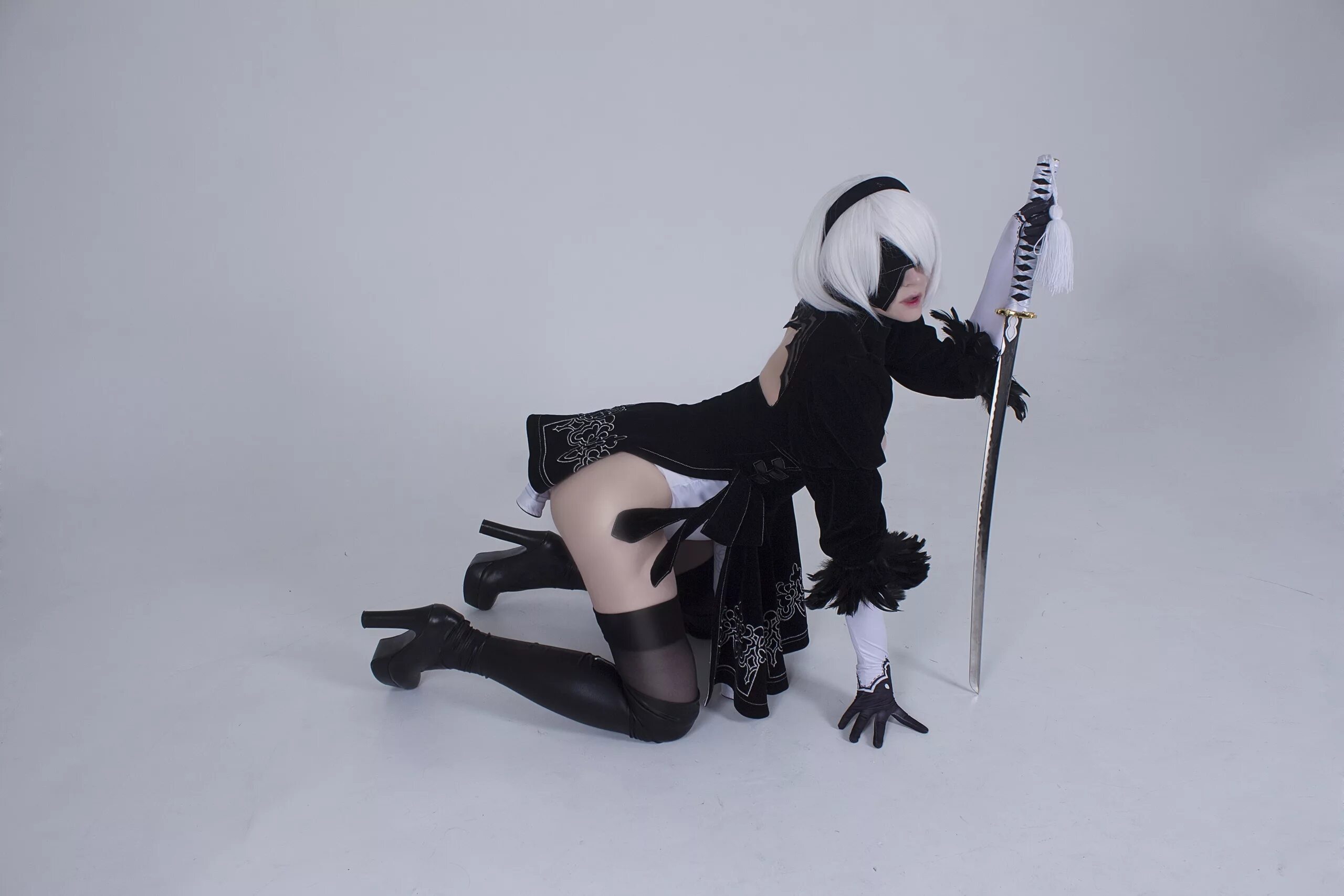 Nier 2b 18. NIER Automata 2b Cosplay Алиса Шульц. Алиса Шульц Shadory cos. Ниер автомата 2b 18. Алиса Шульц 2b косплей.