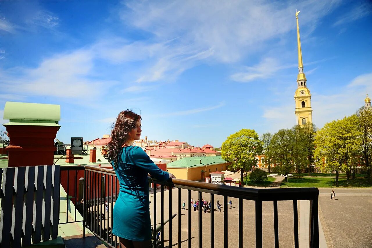 Woman спб. Фотосессия на фоне достопримечательностей. Женщины на фоне Петербурга. Фотосессия в центре города. Фотосессия в Питере.