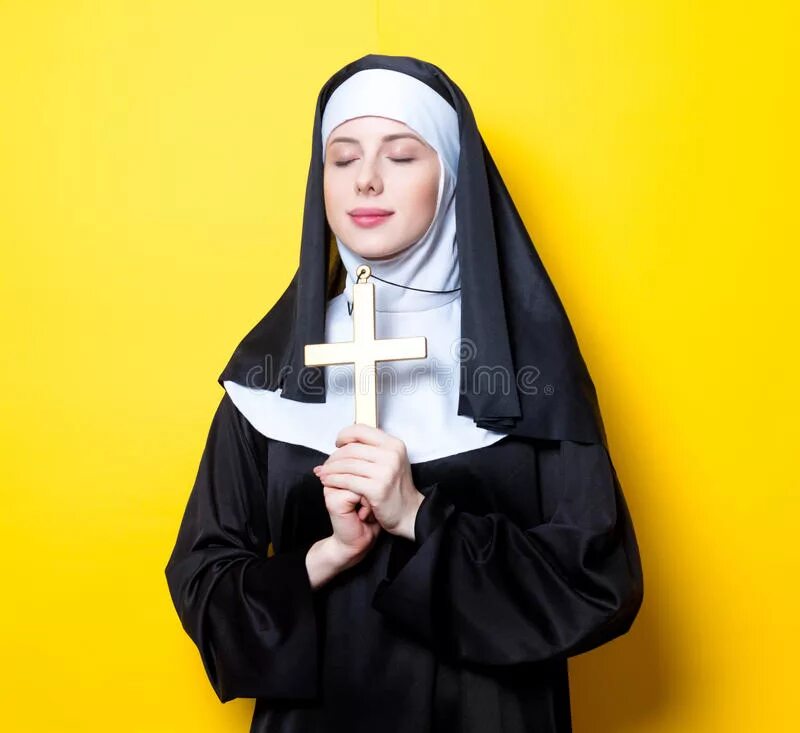 Болезнь монашек что это. Монахиня с крестом. Монахиня в церкви. Монахини затворницы. Монашка бежит.