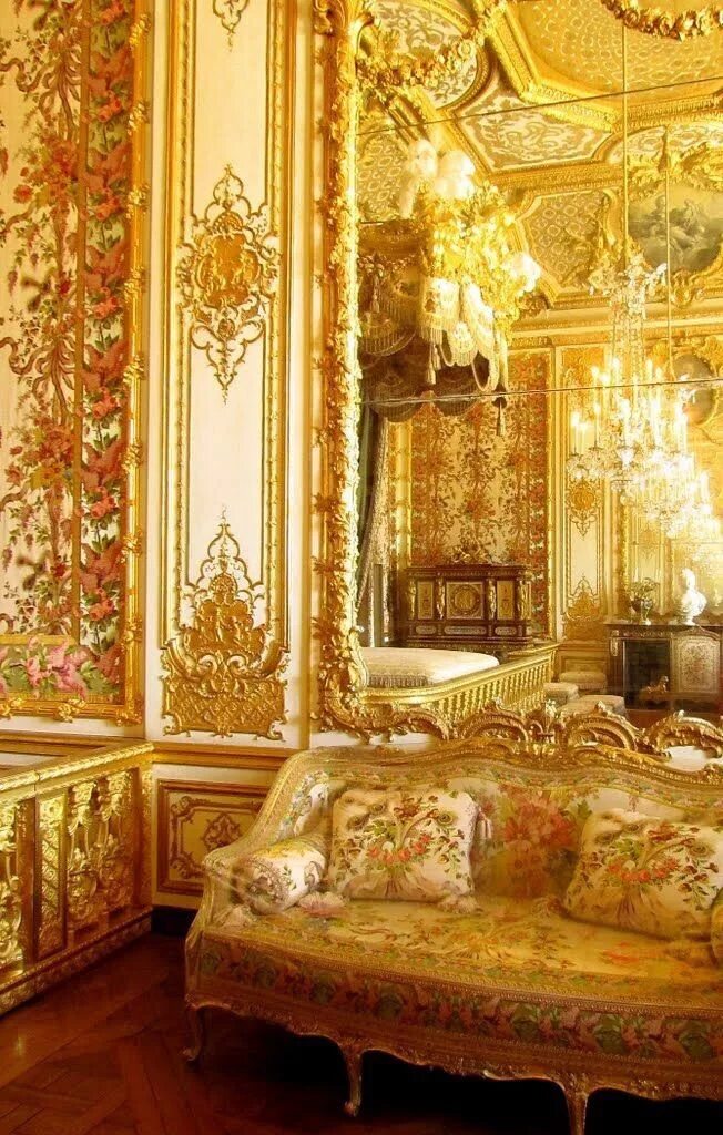 Gold дома. Версаль дворец в стиле Барокко. Версальский дворец внутри спальня. Дворец Версаль золото. Барокко интерьер Версаля.