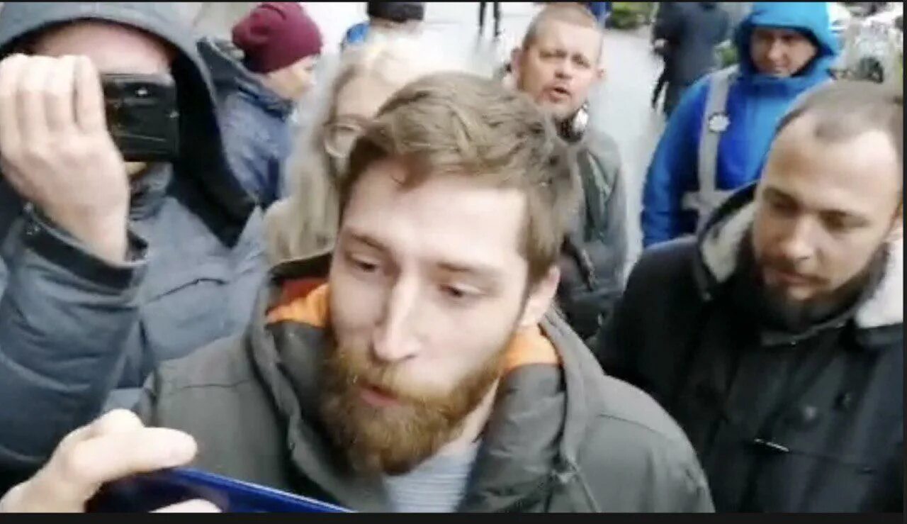 Репортершу шлёпнули. Нападение на корреспондента. Нападение на корреспондента. Нападение на корреспондента. Нападение на корреспондента.