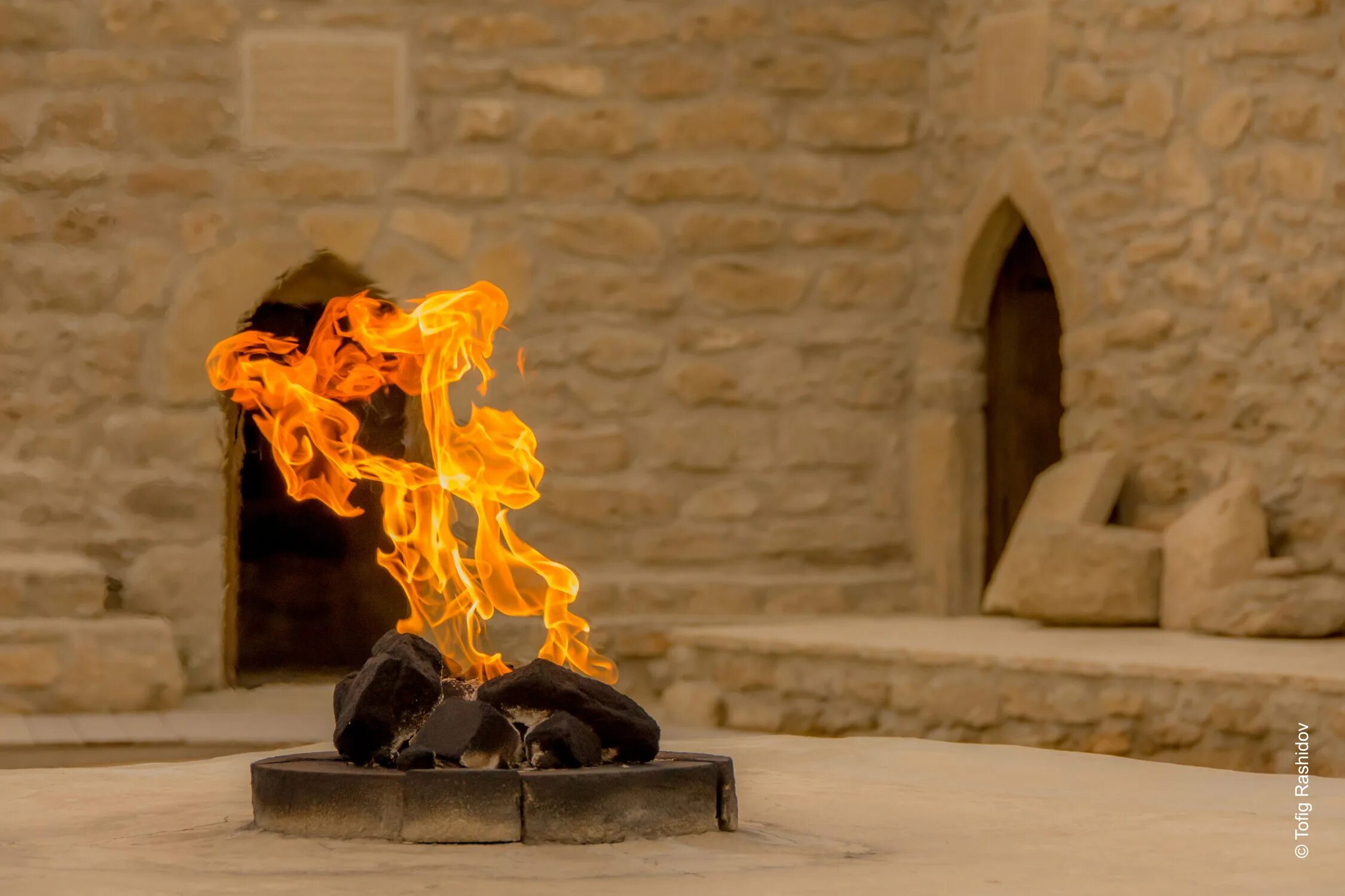 Храм атешгях в азербайджане. Храм огня атешгях. Хварна зороастризм. Священного огня песня. Божественный огонь.