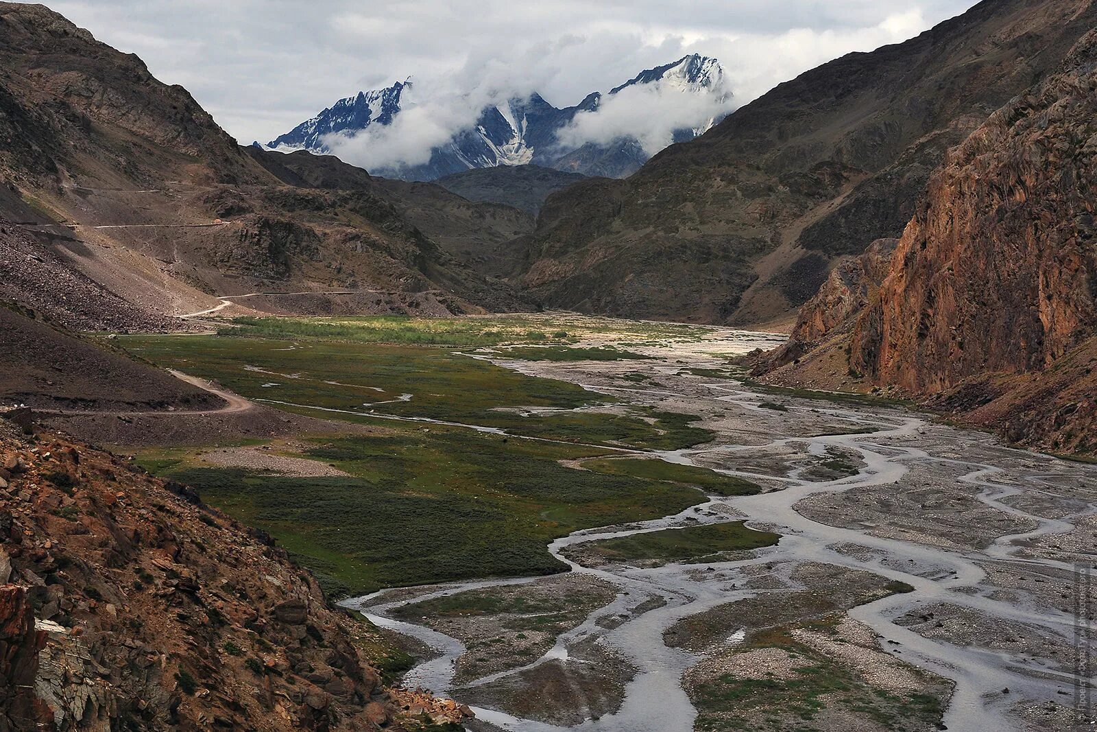 Троги ледников кары цирки. Трог, троговая долина. Троговые долины форма рельефа. Трог. Троговые долины западного кавказа.