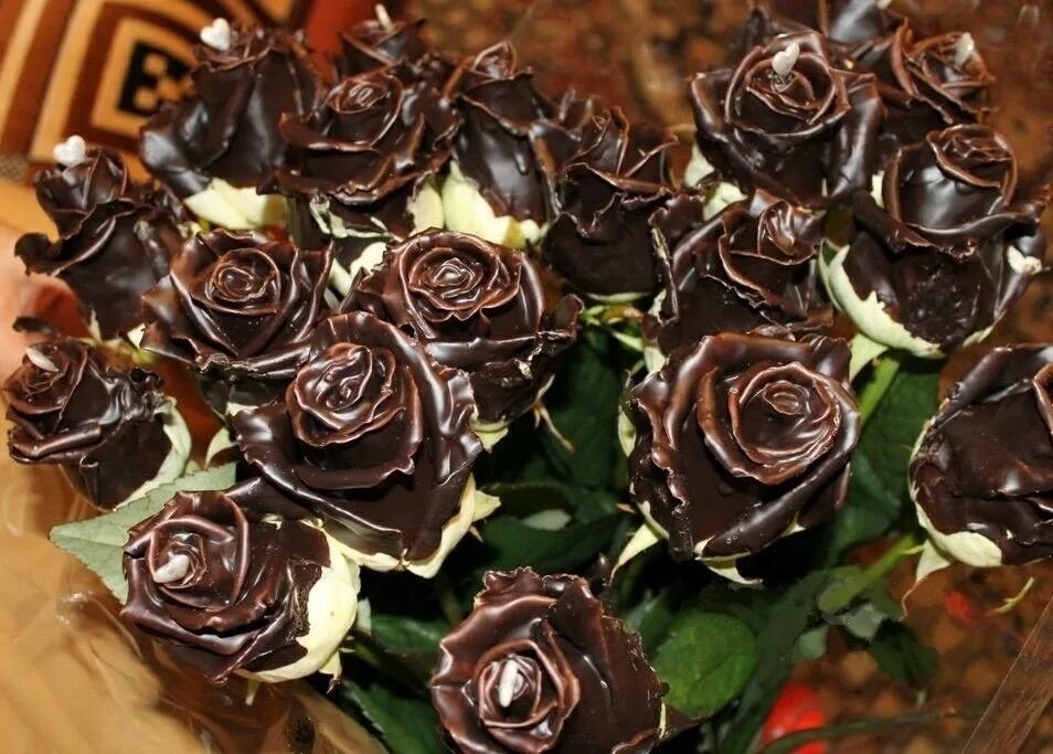 Розочки из шоколада. Шоколадные цветы. Шоколадные розочки. Букет цветов из шоколада.